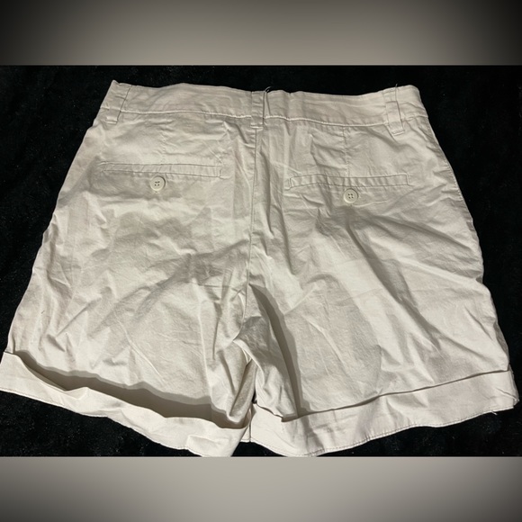 H&M Women's Beige Shorts. Size 6. NWT - Picture 2 of 7